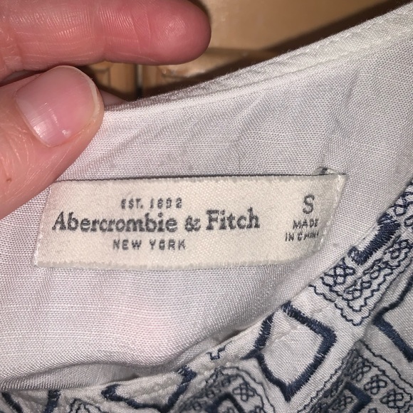 Abercrombie & Fitch white embroidered button down back shirt size S - Picture 3 of 4